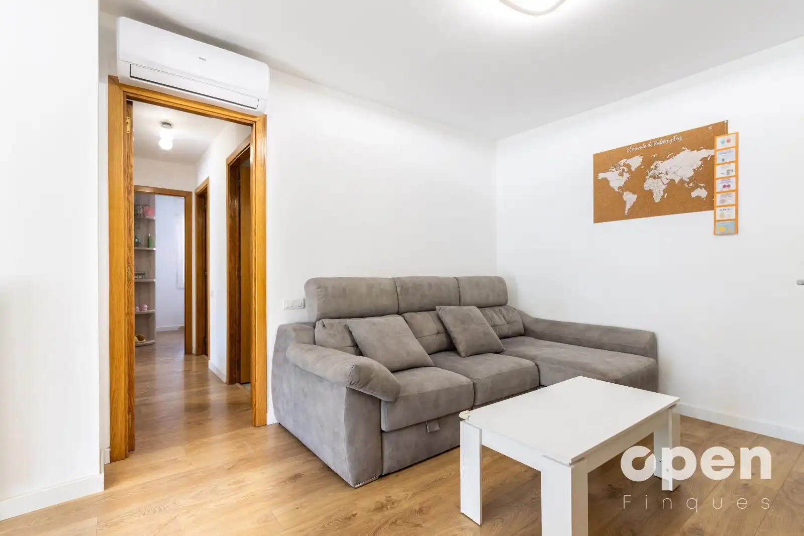 Living room of Flat for sale in Terrassa  with Air Conditioner, Heating and Parquet flooring