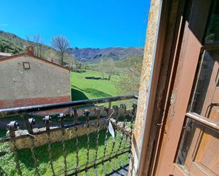 Jardí de Casa o xalet en venda en Cármenes amb Piscina