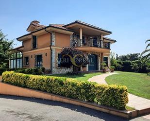 Vista exterior de Casa o xalet en venda en Gijón  amb Terrassa i Piscina