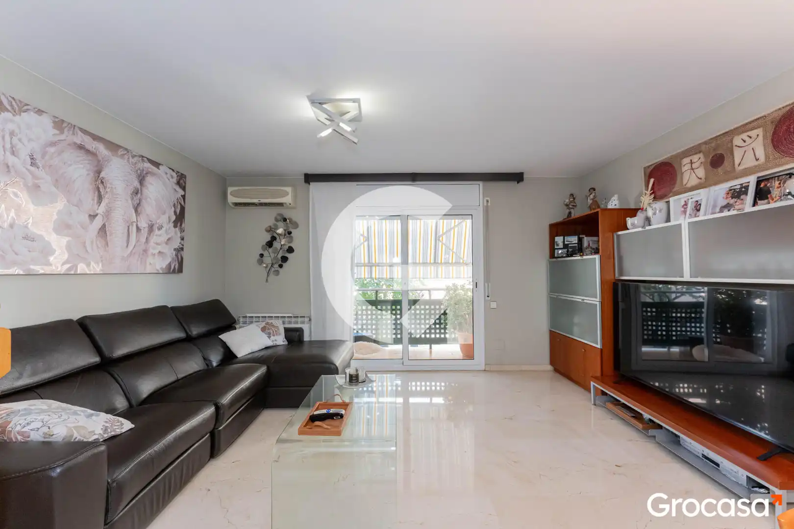 Sala d'estar de Casa adosada en venda en Cornellà de Llobregat amb Aire condicionat, Calefacció i Terrassa
