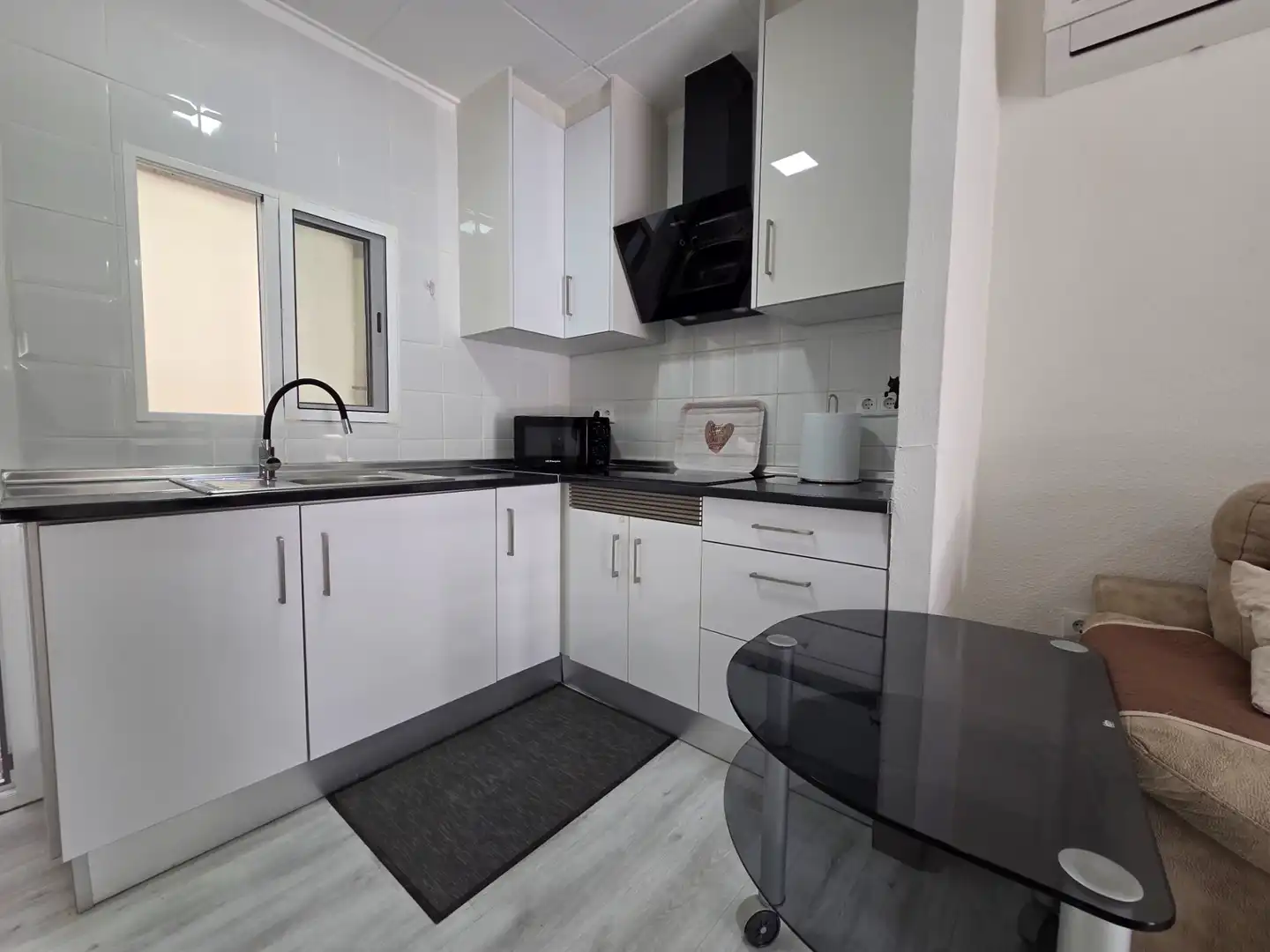 Küche von Einfamilien-Reihenhaus zum Verkauf in Torrevieja mit Klimaanlage, Terrasse und Abstellraum