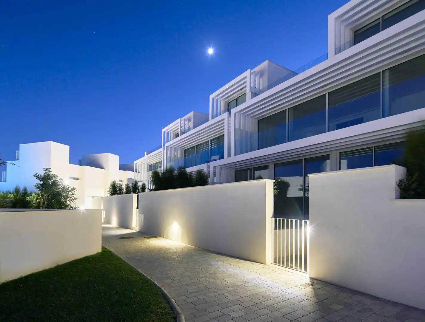 Vista exterior de Casa adosada en venta en Sotogrande con Calefacción, Terraza y Jacuzzi