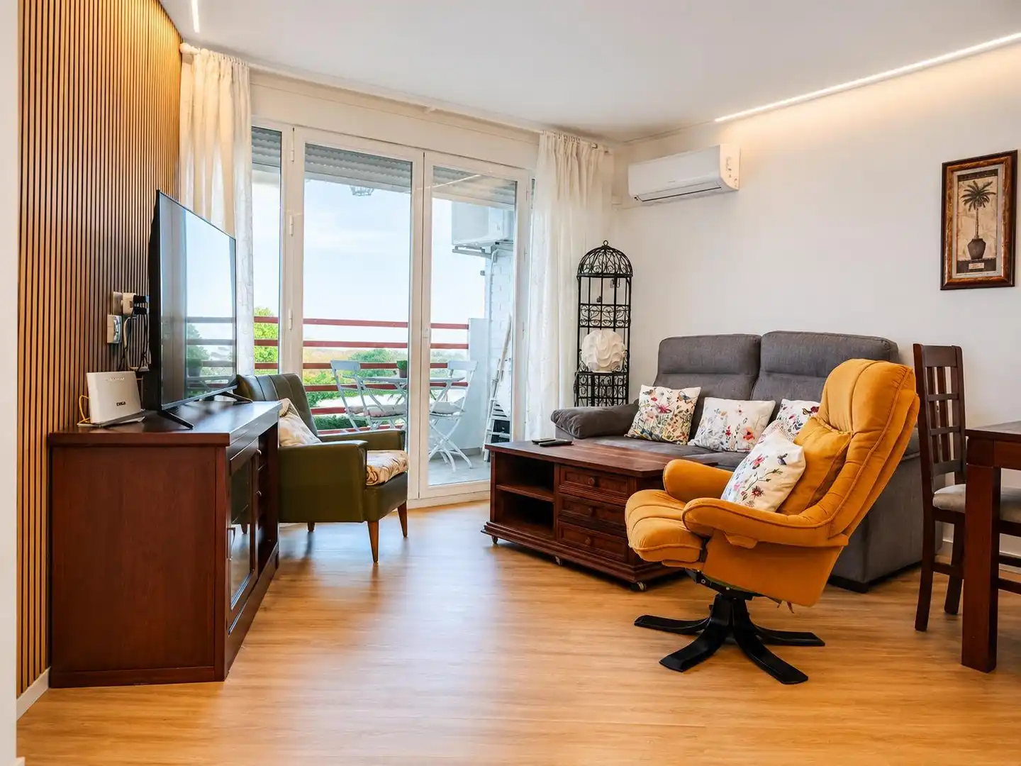 Living room of Flat for rent in Granada  with Air Conditioner, Heating and Private garden