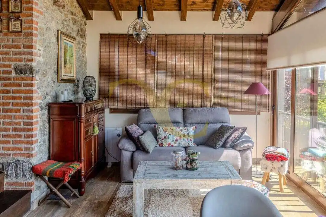 Sala d'estar de Casa o xalet en venda en Cangas de Onís amb Calefacció, Jardí privat i Terrassa