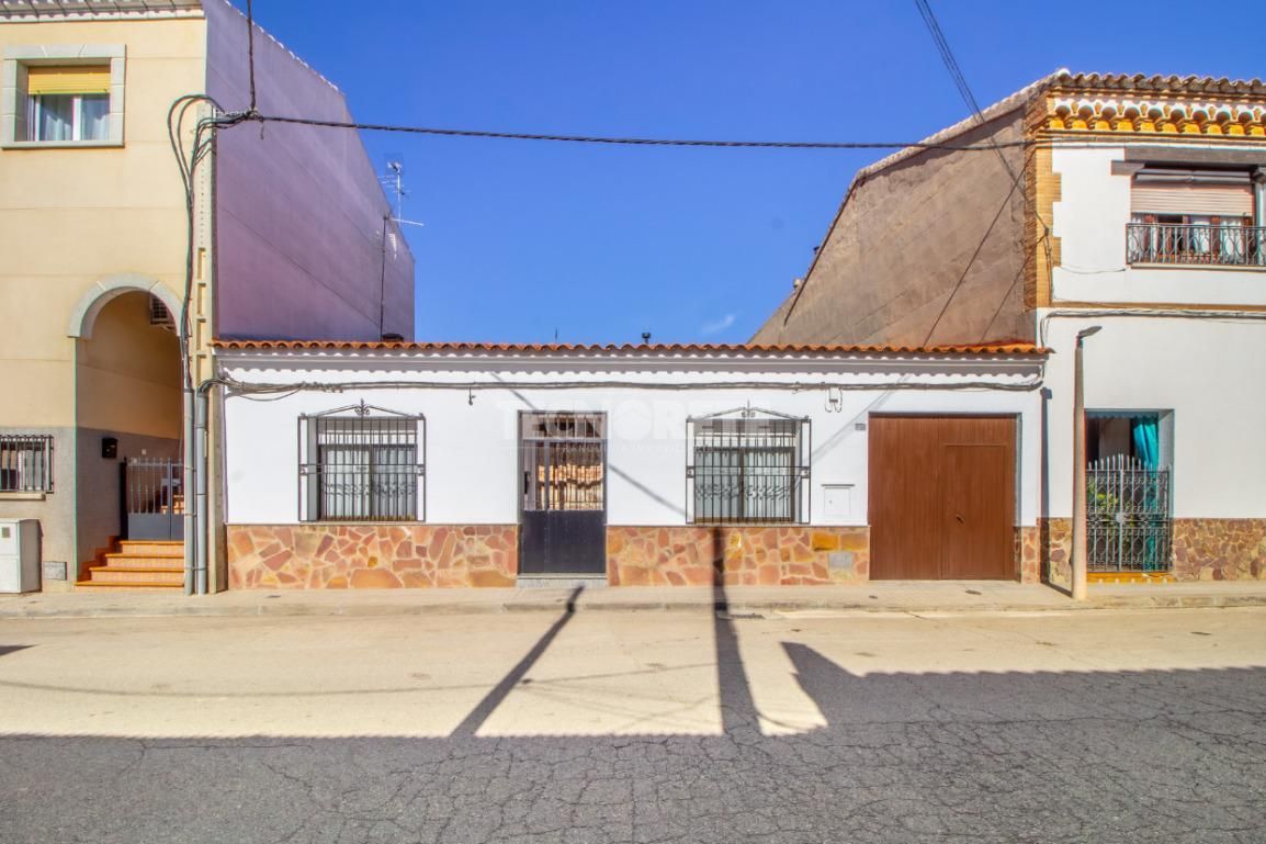Vista exterior de Casa adosada en venta en Consuegra con Calefacción y Jardín privado