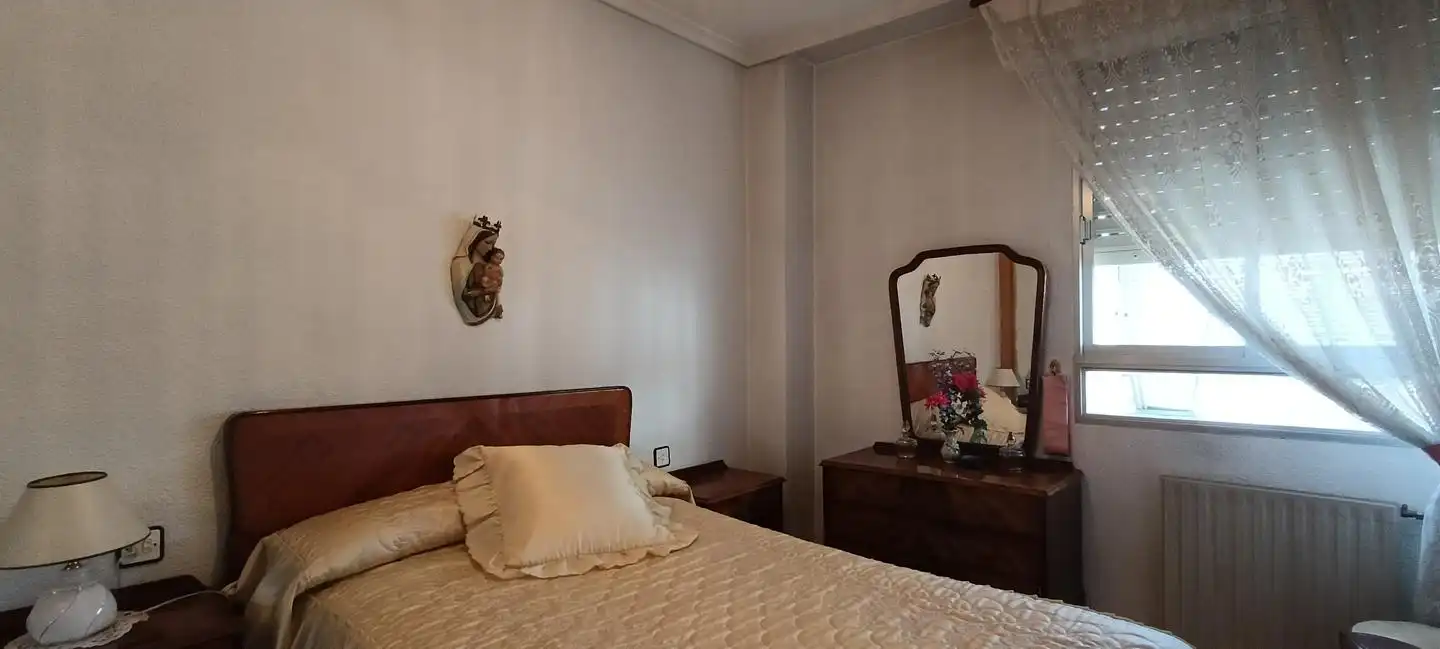 Habitación de Apartamento en venta en León Capital  con Calefacción, Parquet y Terraza
