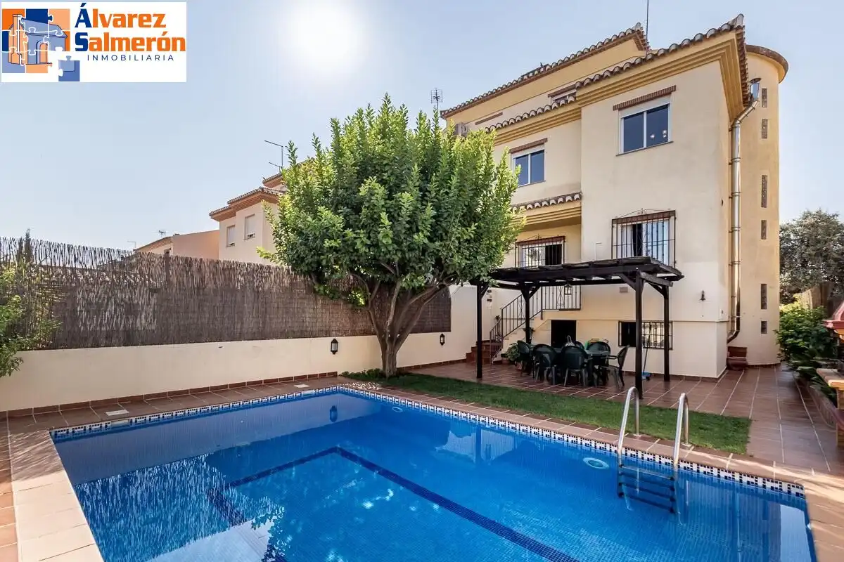 Casa pareada con piscina en venta en Calle CARLOS CANO (HI)