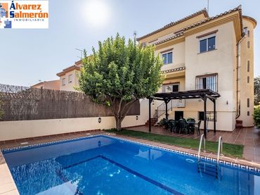 Casa aparellada amb piscina en venda a Calle CARLOS CANO (HI)