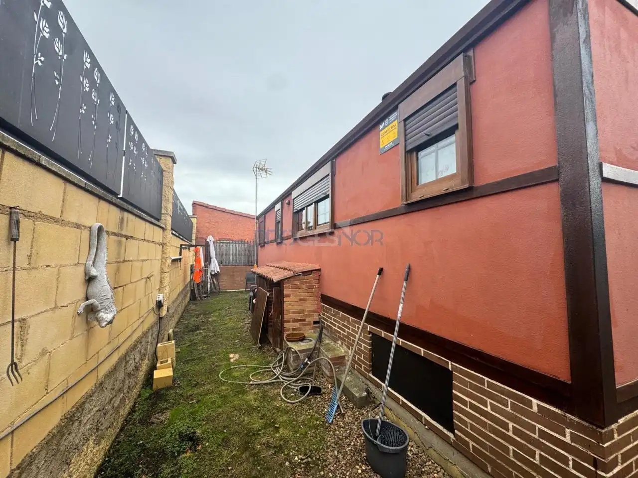 Vista exterior de Casa o chalet en venta en Onzonilla con Calefacción y Jardín privado