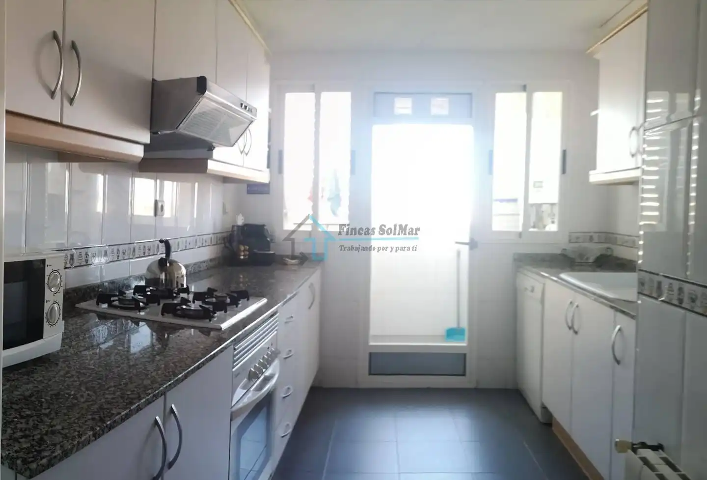 Cuina de Apartament en venda en Sagunto / Sagunt amb Moblat, Balcó i Piscina comunitària