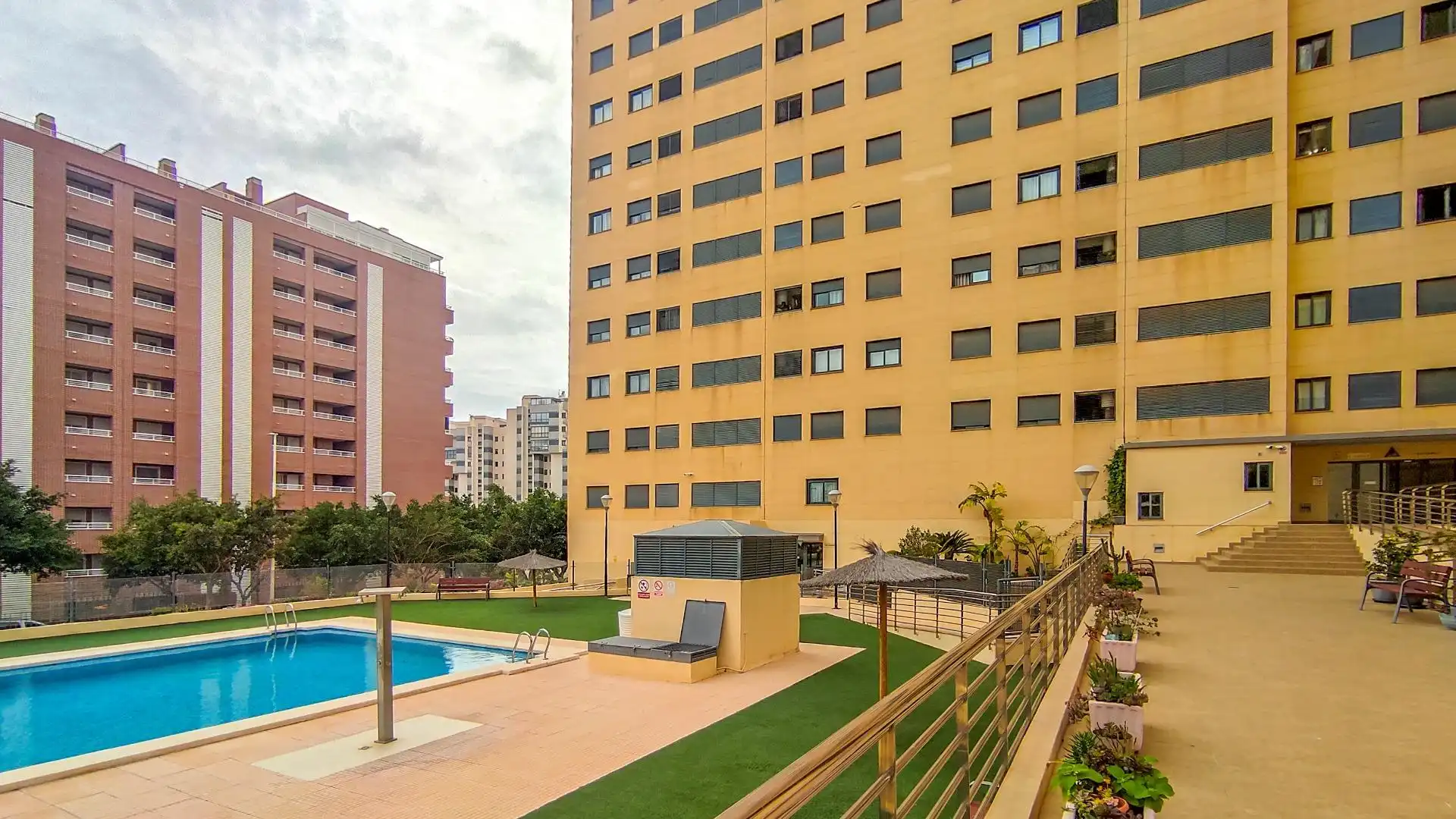 Vista exterior de Apartament en venda en Villajoyosa / La Vila Joiosa amb Aire condicionat, Moblat i Piscina comunitària