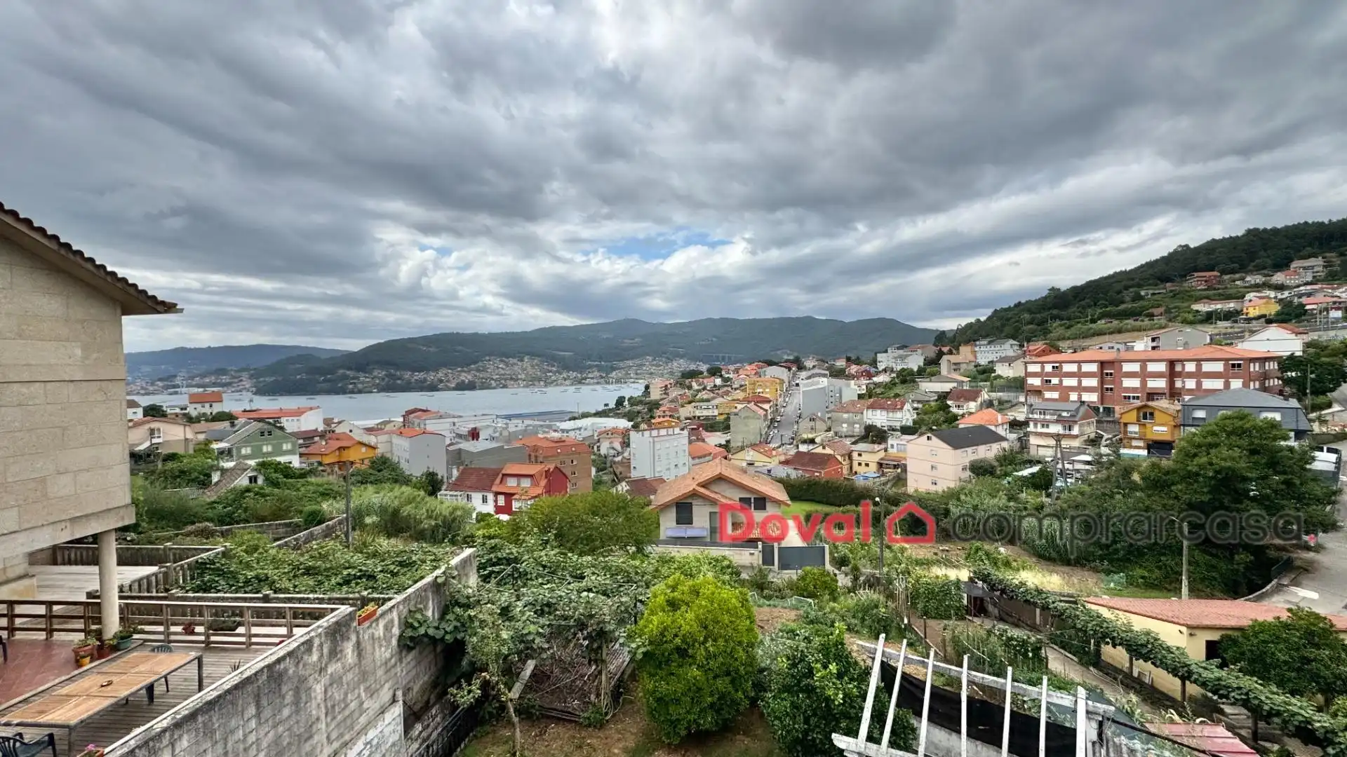Vista exterior de Casa o xalet en venda en Redondela amb Calefacció, Traster i Piscina