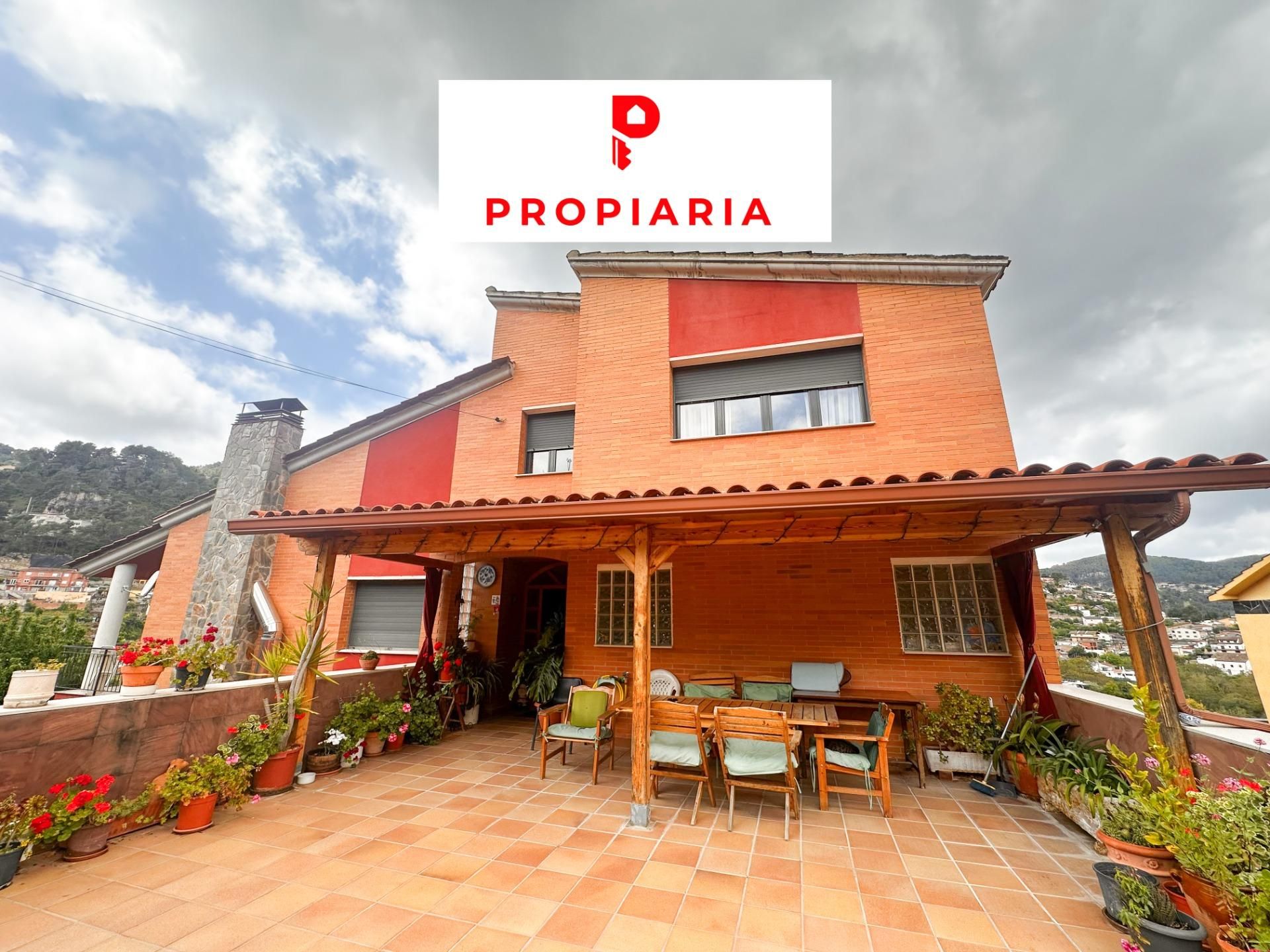 Vista exterior de Casa o xalet en venda en Vallirana amb Aire condicionat, Calefacció i Jardí privat