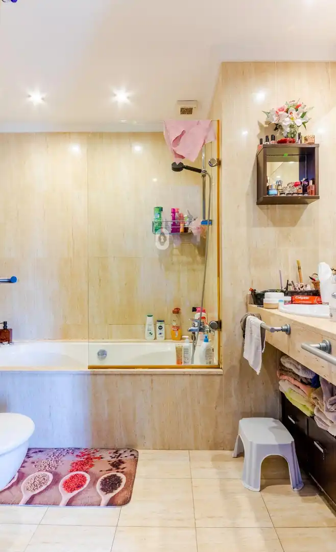Badezimmer von Dachboden zum Verkauf in Pollença mit Klimaanlage, Heizung und Parkett