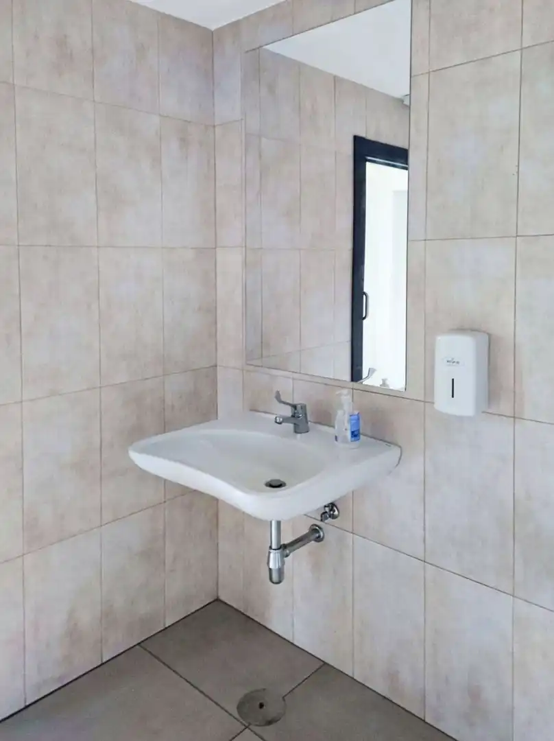 Badezimmer von Geschaftsraum zur Miete in Bergondo
