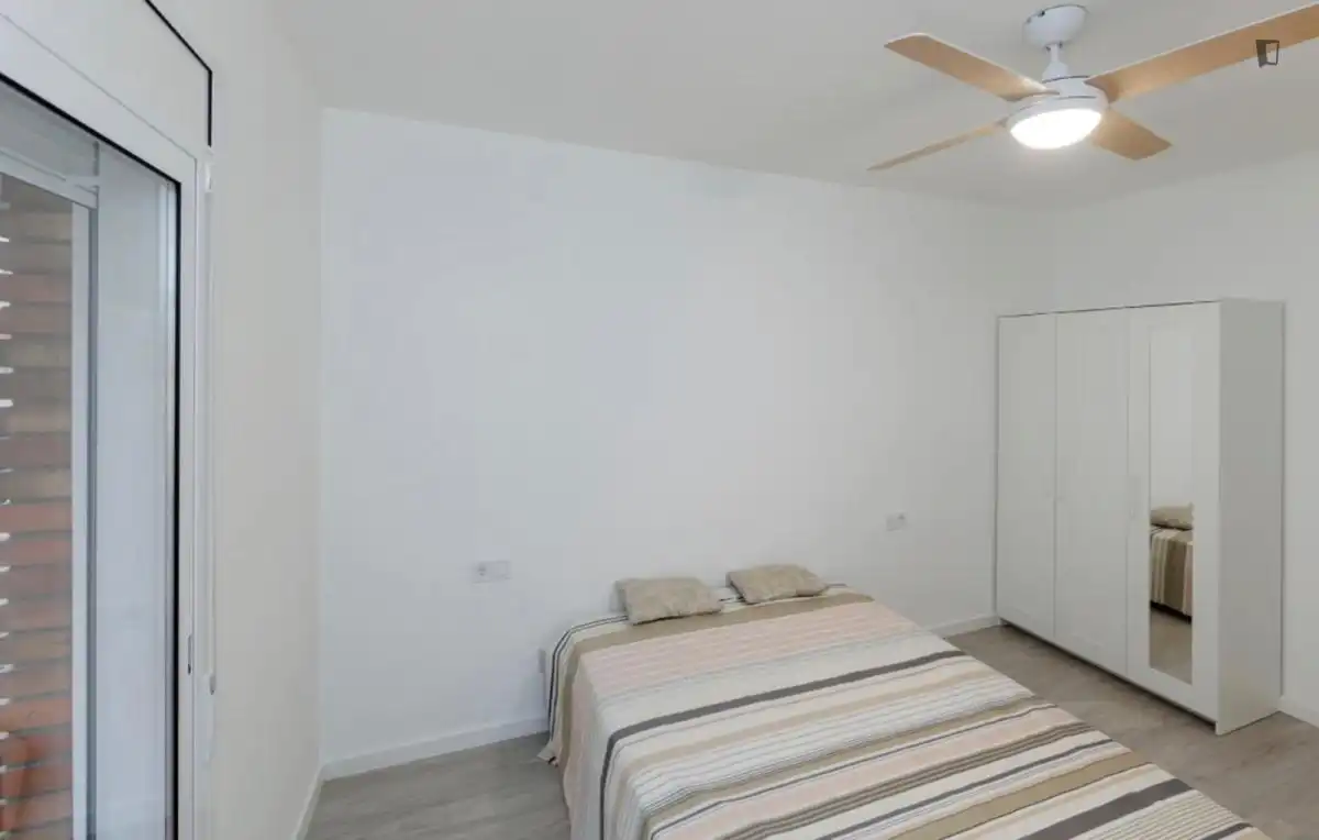 Habitación de Apartamento para compartir en L'Hospitalet de Llobregat con Amueblado, Horno y Lavadora