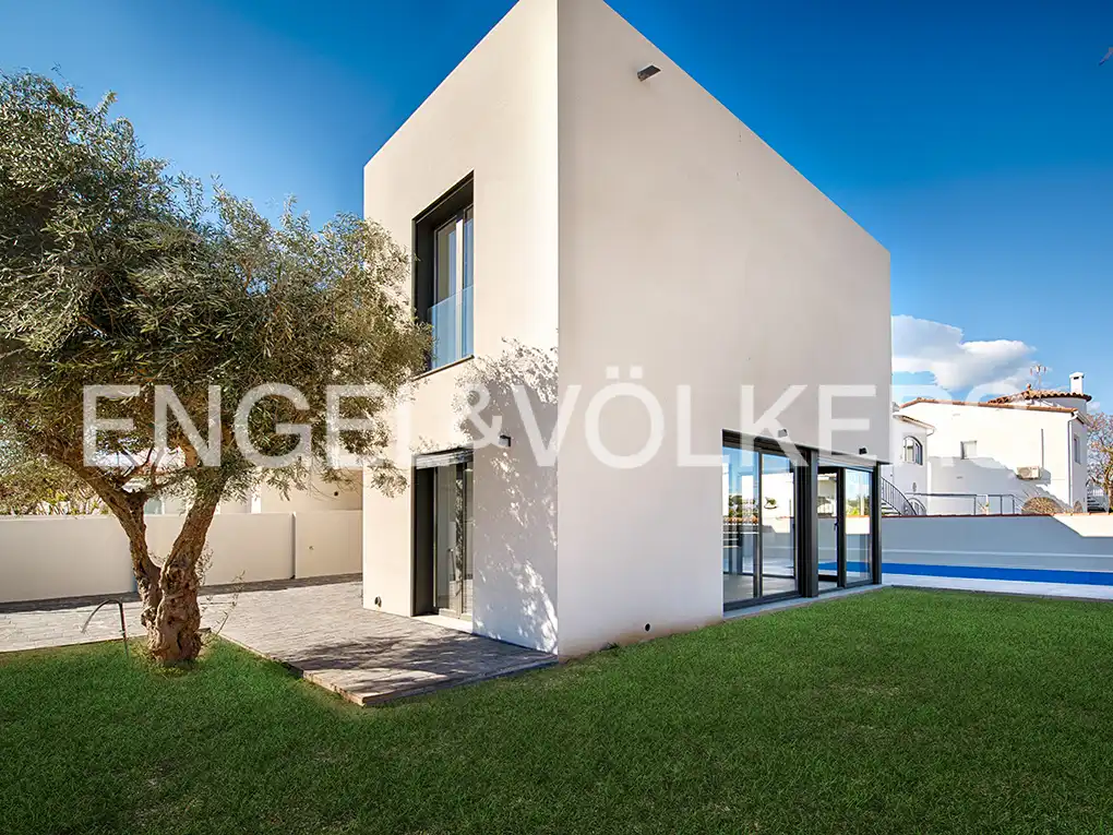 Vista exterior de Casa adosada en venda en Empuriabrava amb Aire condicionat, Jardí privat i Piscina