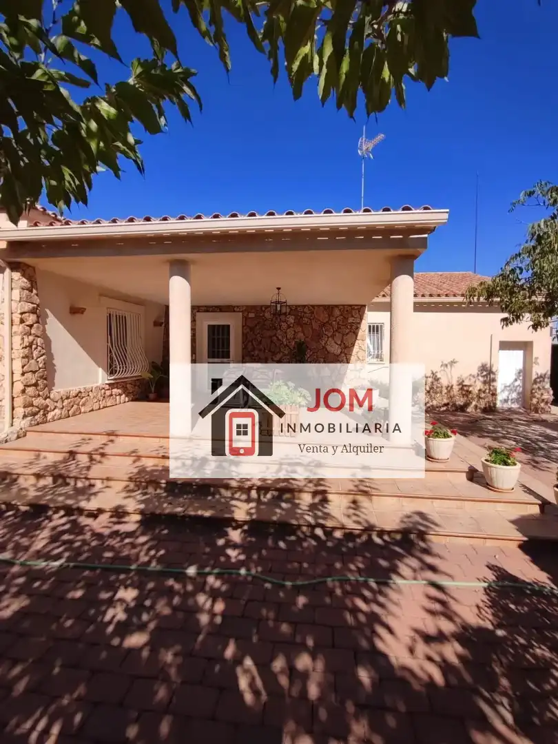 Vista exterior de Casa o xalet en venda en Albacete amb Aire condicionat, Calefacció i Jardí privat