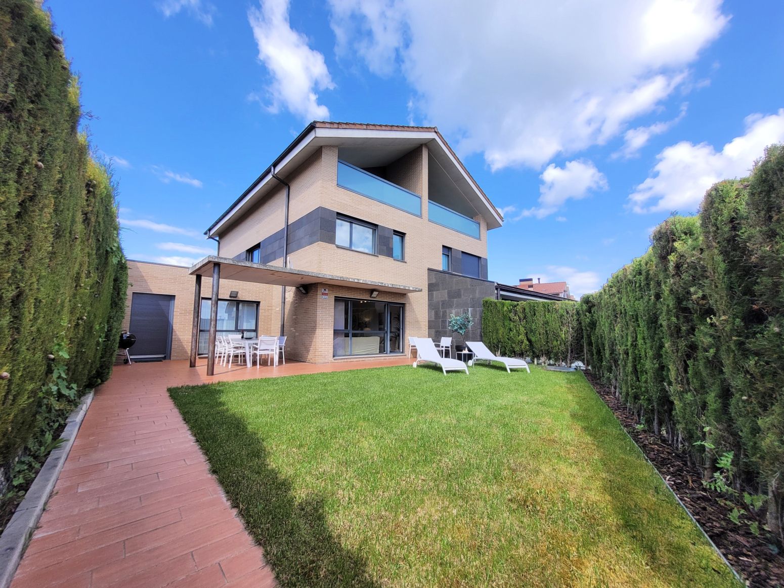 Vista exterior de Casa adosada en venda en Iza / Itza amb Calefacció, Jardí privat i Parquet