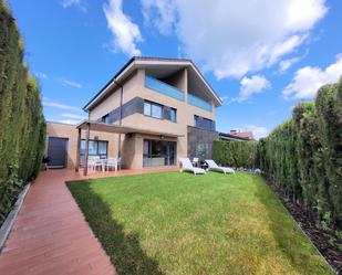 Vista exterior de Casa adosada en venda en Iza / Itza amb Calefacció, Jardí privat i Parquet