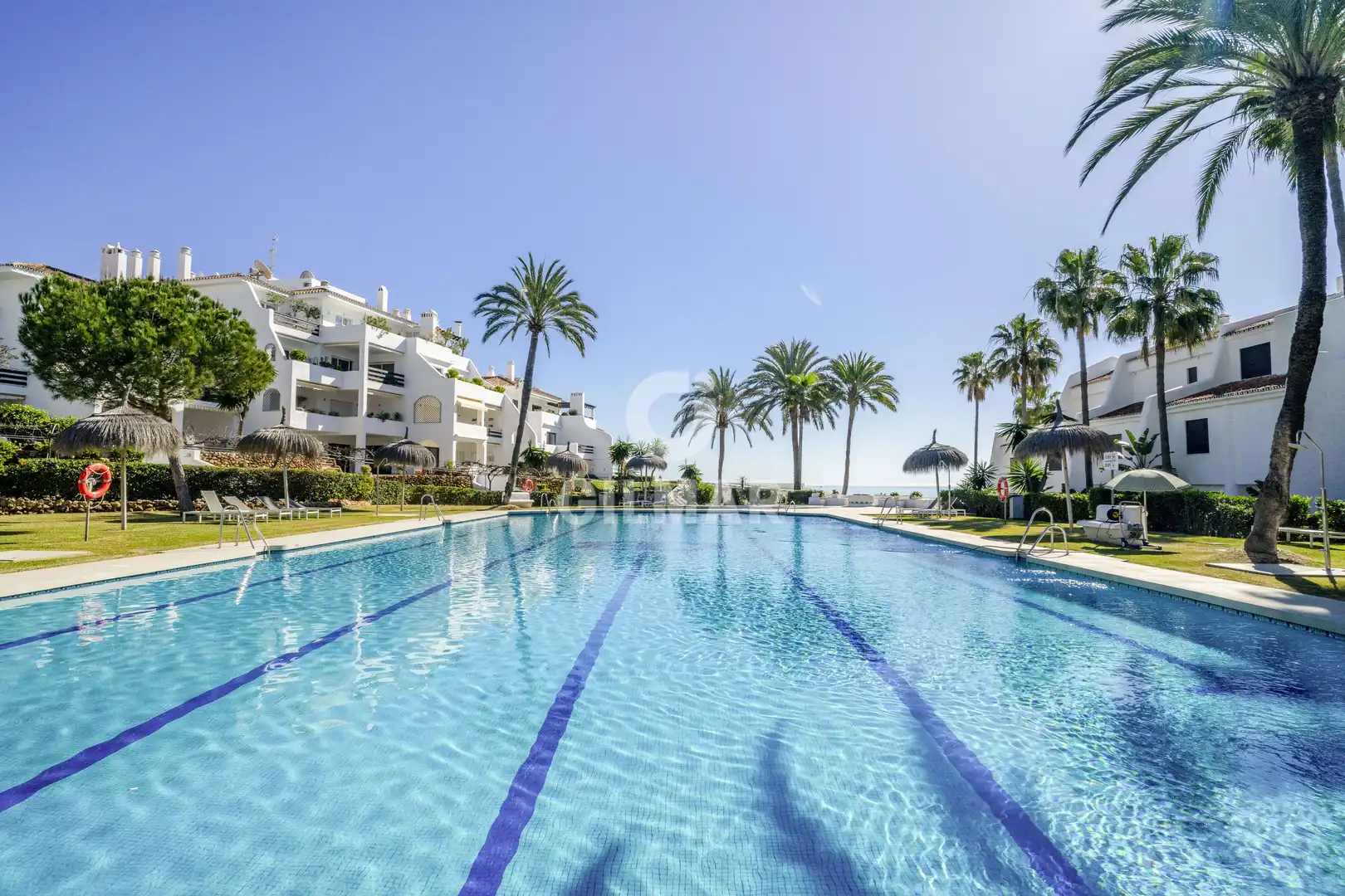 Außenansicht von Einfamilien-Reihenhaus zum Verkauf in Marbella mit Heizung, Privatgarten und Schwimmbad