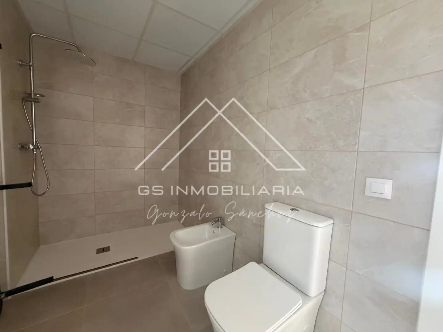 Baño de Piso en venta en Lucena con Aire acondicionado y Trastero