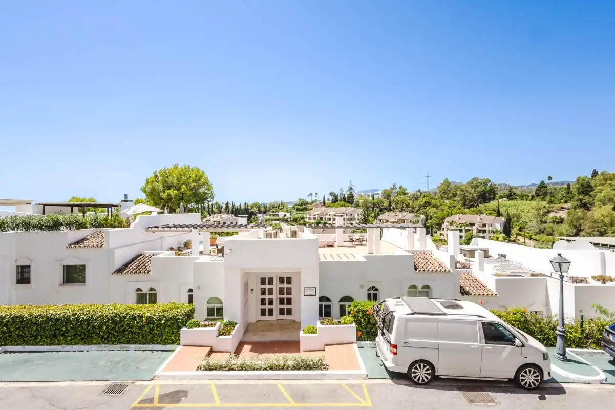 Vista exterior de Pis en venda en Benahavís amb Aire condicionat, Calefacció i Jardí privat