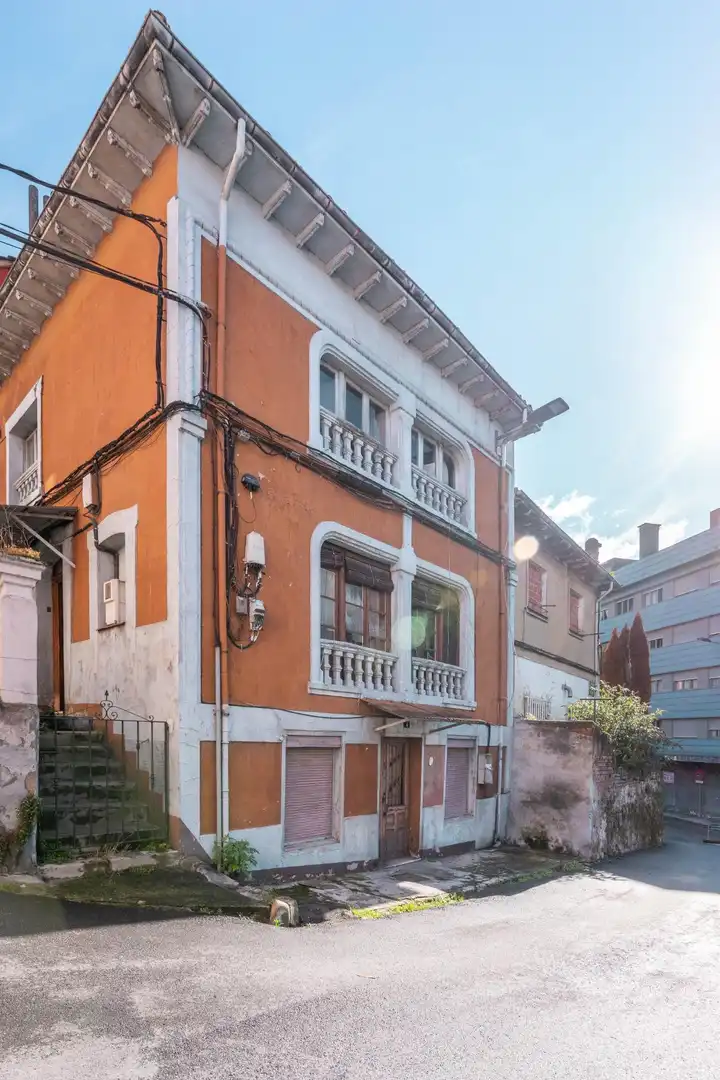 Gebäude zum Verkauf in Calle de Valentín Ochoa, 4, La Felguera