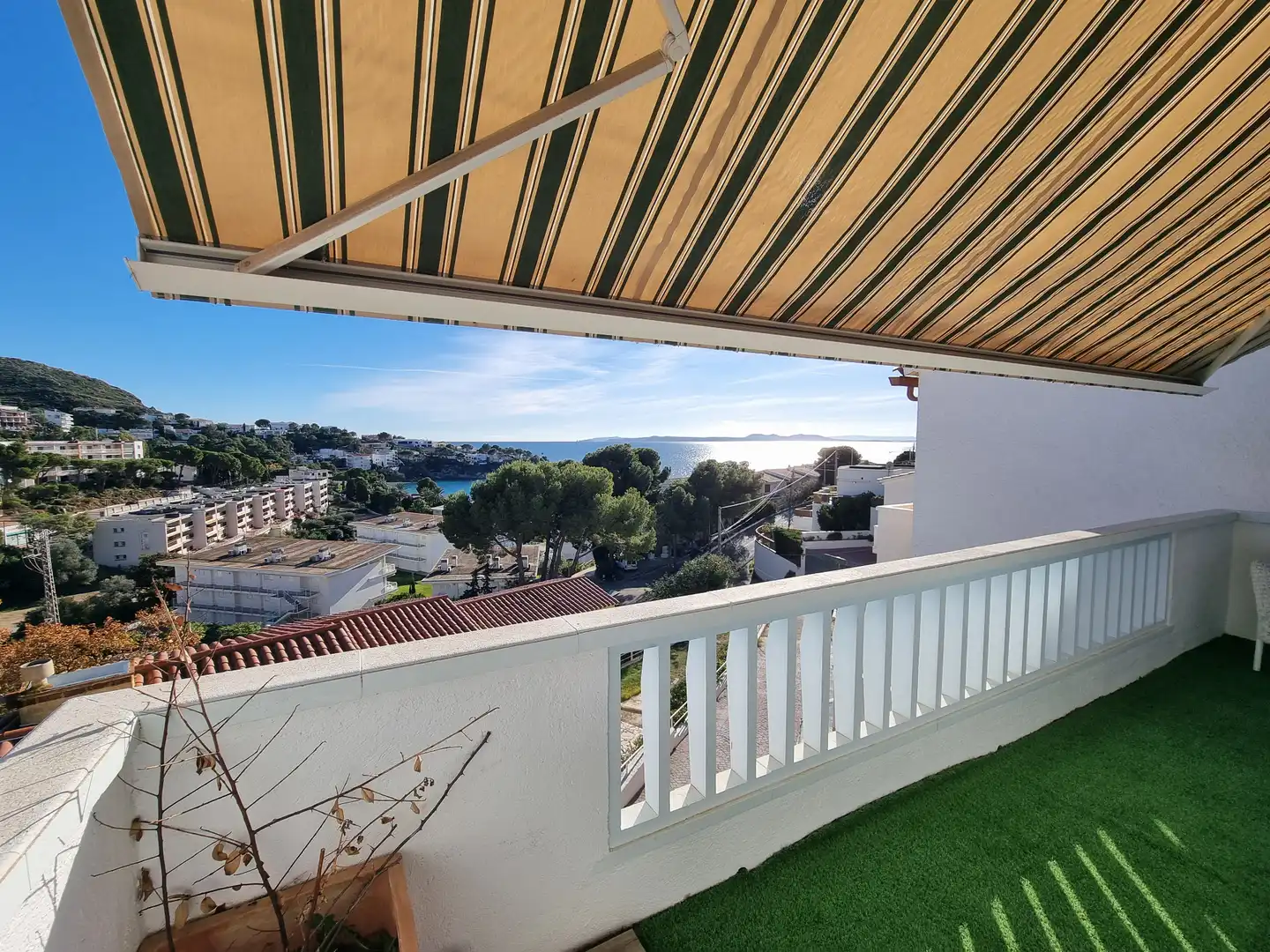 Terrasse von Einfamilien-Reihenhaus zum Verkauf in Roses mit Klimaanlage, Heizung und Privatgarten
