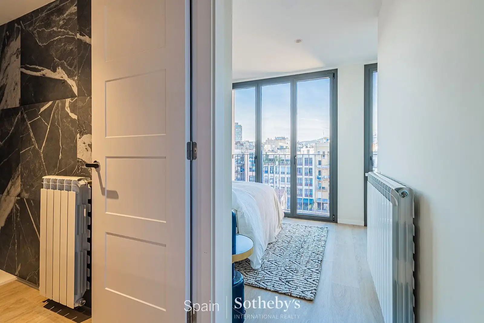 Schlafzimmer von Maisonette zum Verkauf in Barcelona mit Klimaanlage und Heizung