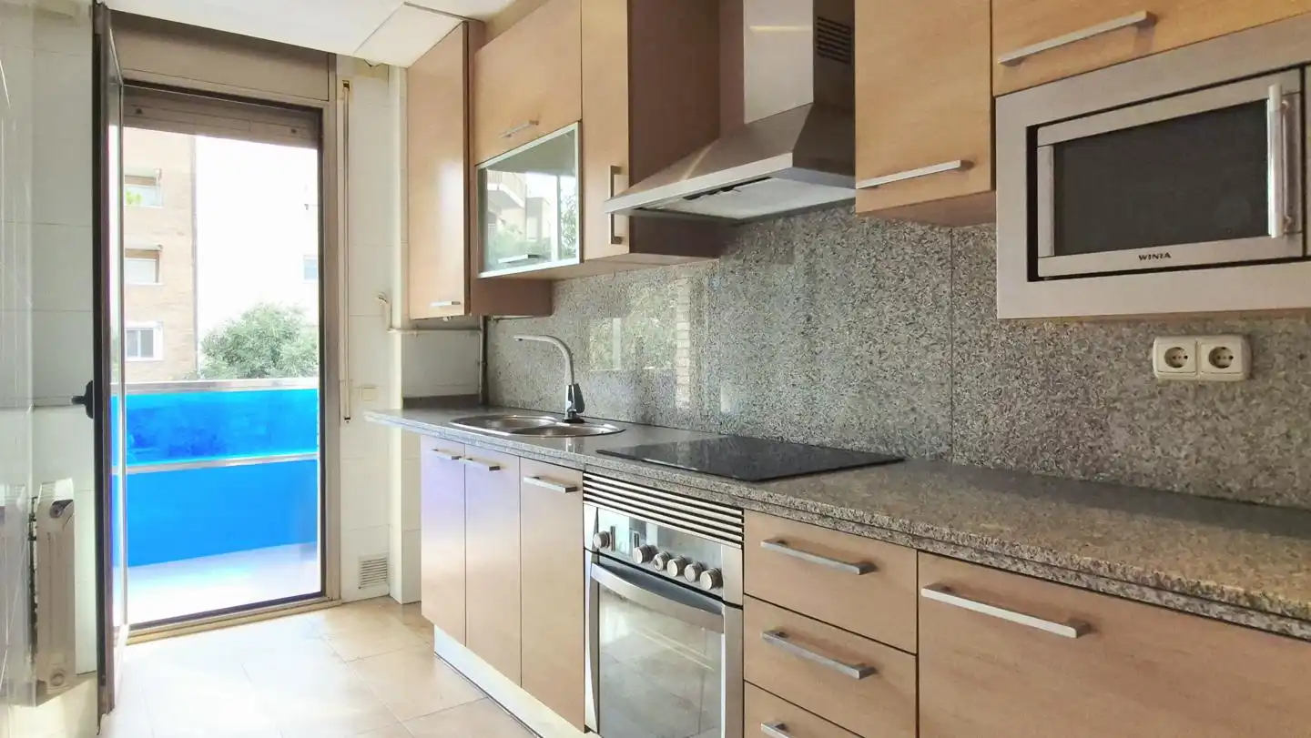 Cocina de Piso en venta en Terrassa con Calefacción y Balcón
