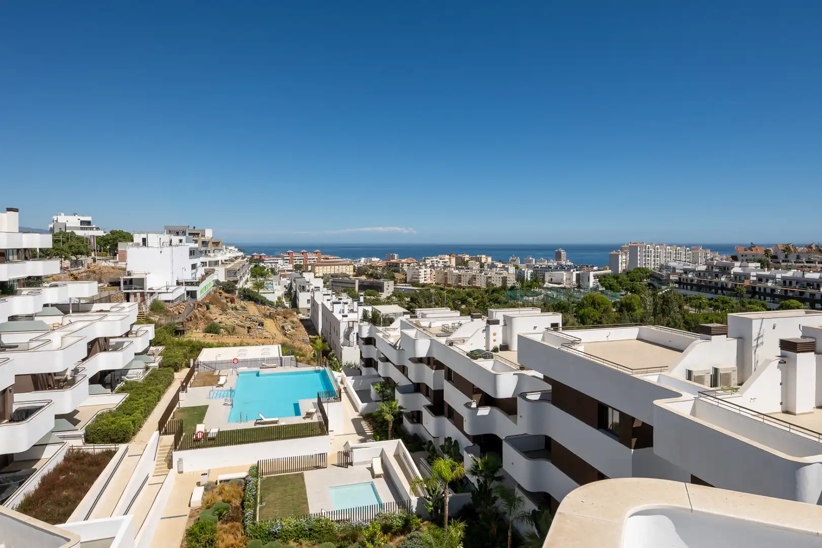Vista exterior de Ático en venta en Estepona con Aire acondicionado, Terraza y Piscina