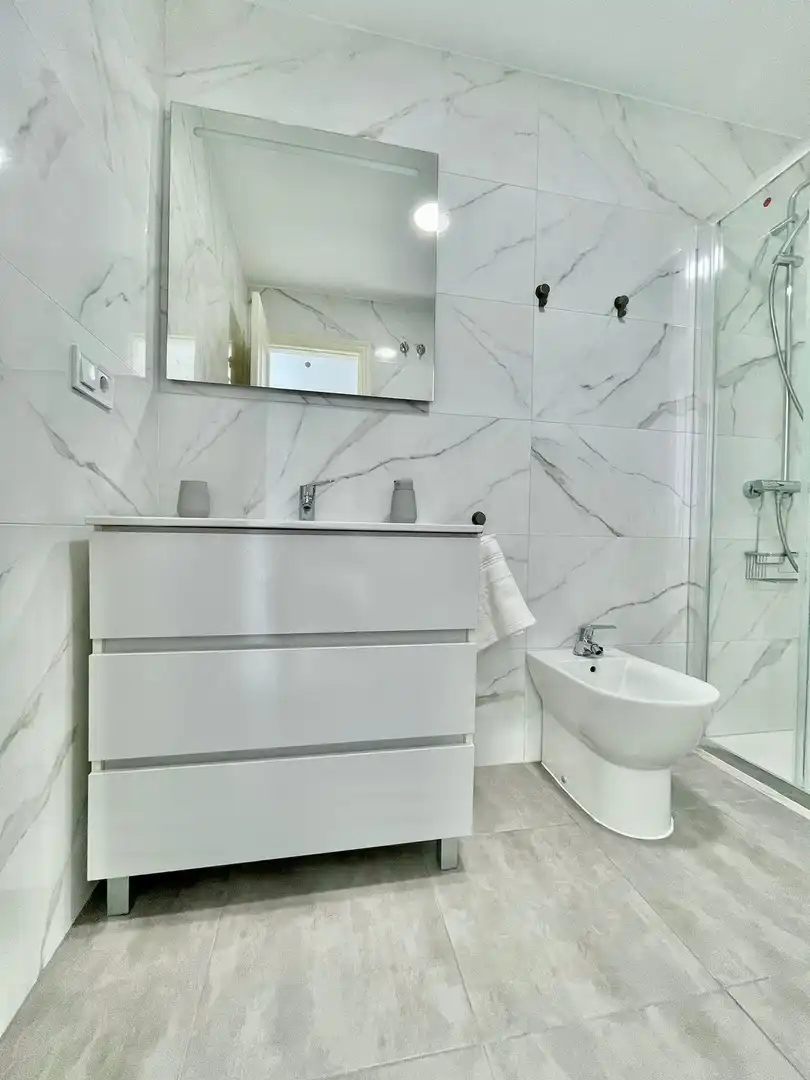 Badezimmer von Wohnungen zum Verkauf in Fuengirola mit Klimaanlage, Terrasse und Gemeinschaftspool