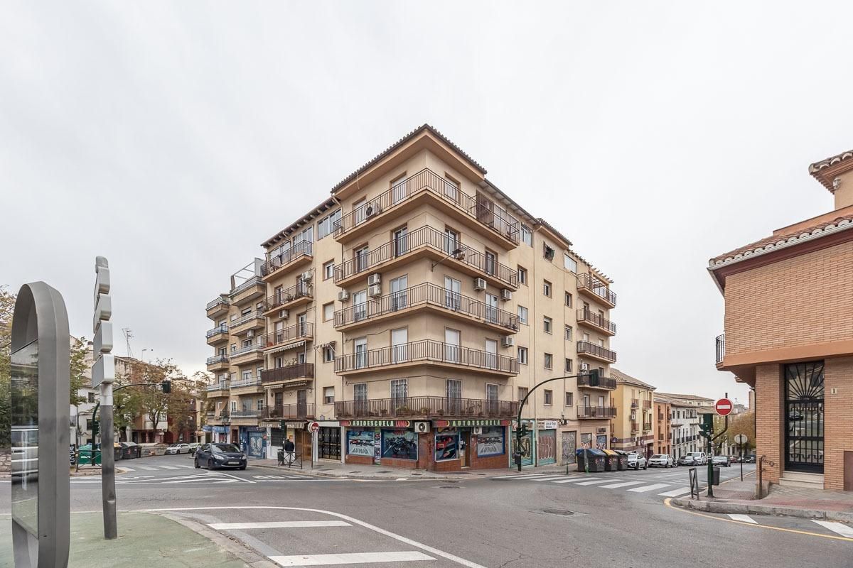 Vista exterior de Pis en venda en  Granada Capital amb Terrassa i Balcó