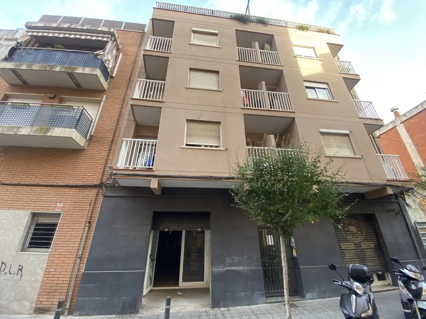 Vista exterior de Local en venta en L'Hospitalet de Llobregat