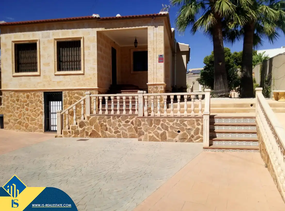 Chalet con piscina en venta en Los Balcones - Los Altos