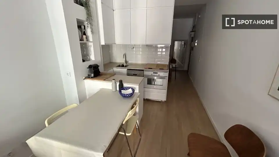 Cuina de Apartament per a compartir en Madrid amb Aire condicionat, Calefacció i Terrassa