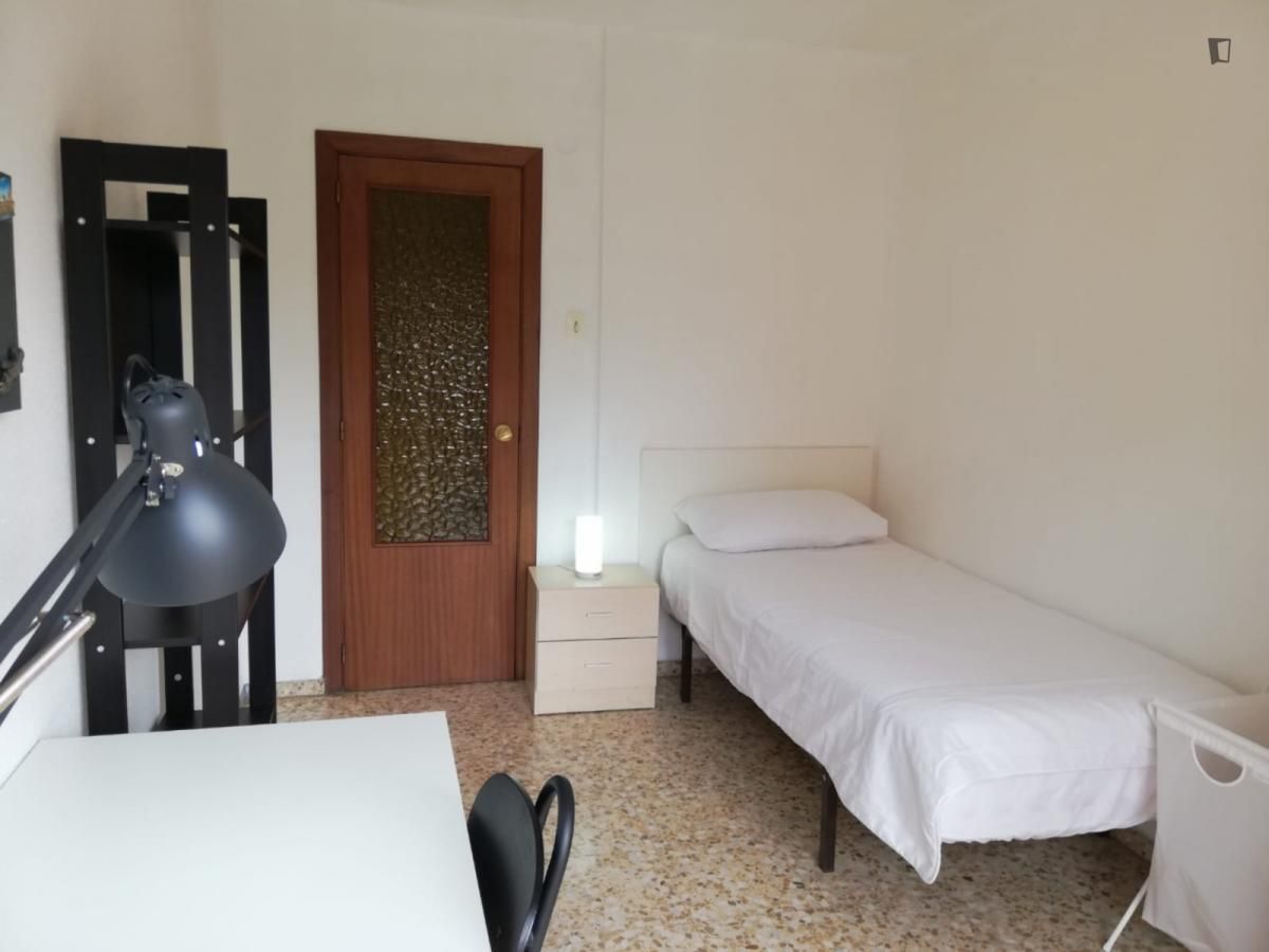 Habitación de Apartamento para compartir en  Valencia Capital con Amueblado, Lavadora y Microondas