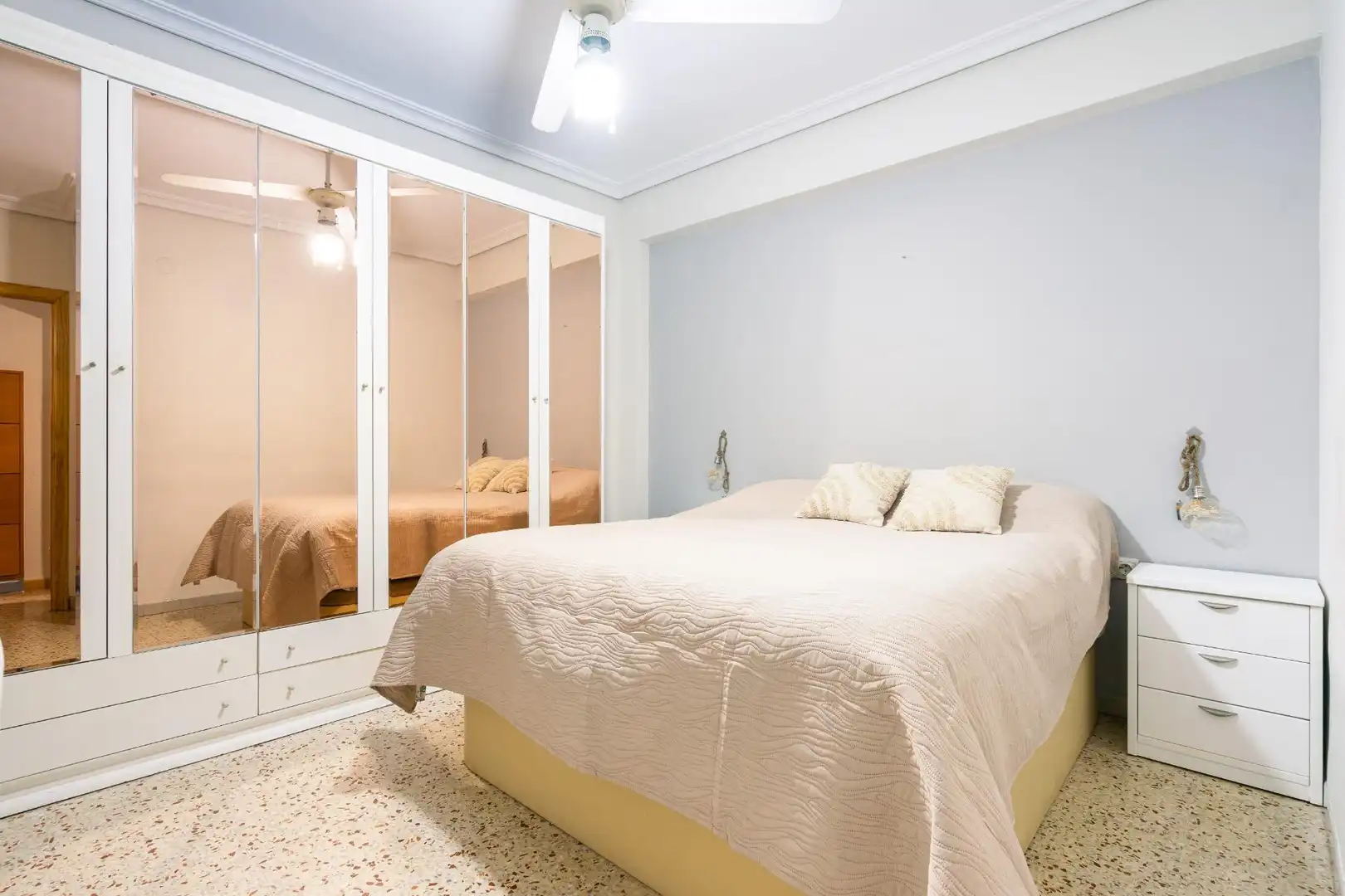 Bedroom of Flat for sale in Sevilla  with Air Conditioner, Furnished and Balcony