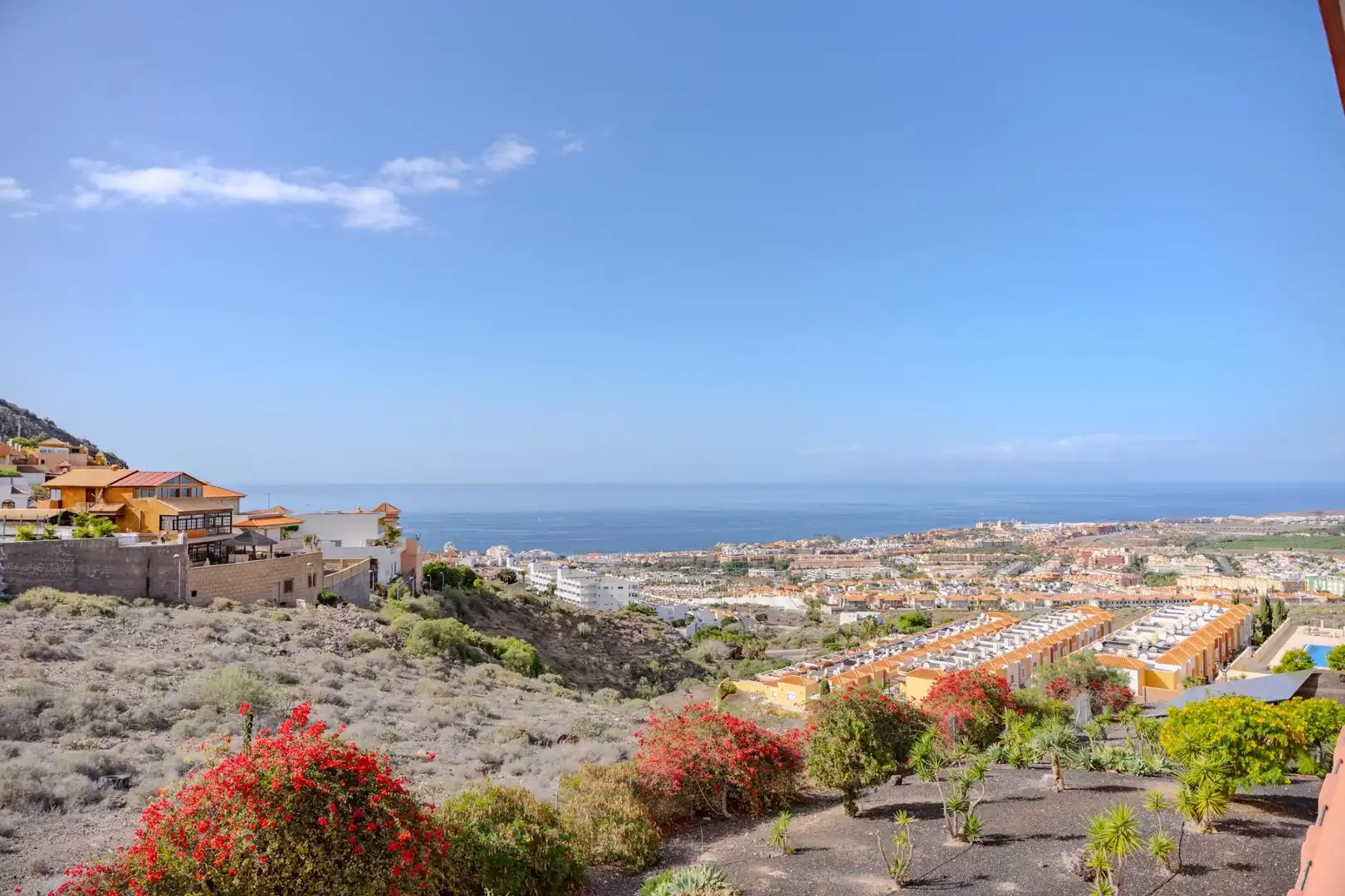 Vista exterior de Apartamento en venta en Adeje con Terraza, Amueblado y Piscina comunitaria