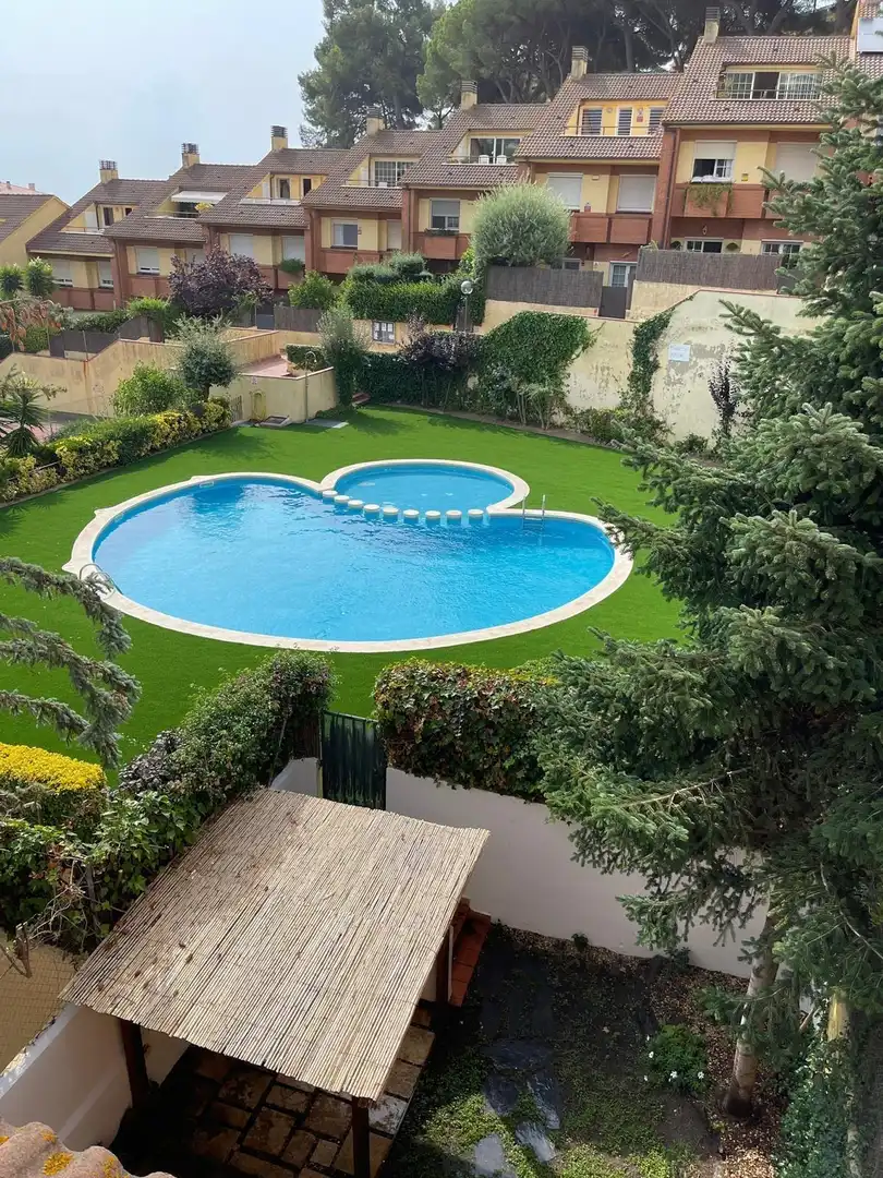 Schwimmbecken von Einfamilien-Reihenhaus zur Miete in Sant Andreu de Llavaneres mit Klimaanlage, Privatgarten und Balkon