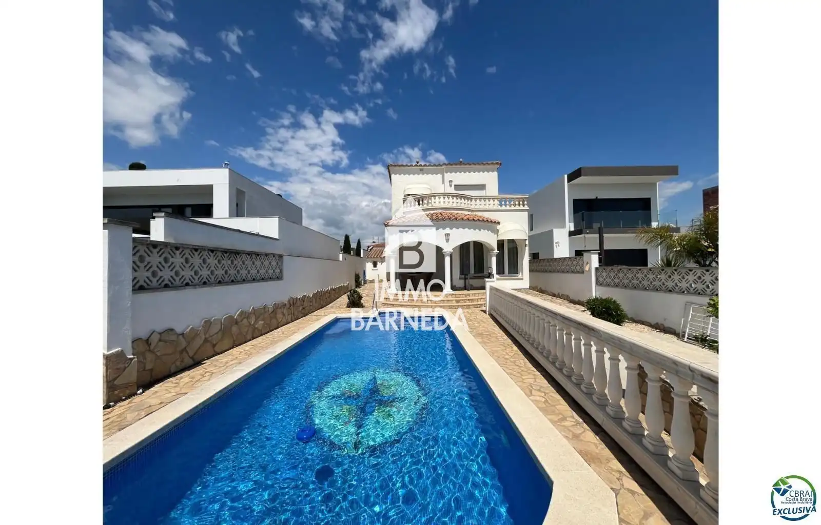 Vista exterior de Casa o xalet en venda en Empuriabrava amb Calefacció, Jardí privat i Terrassa