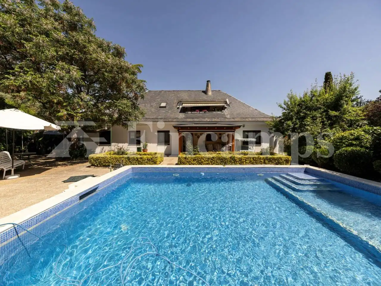 Vista exterior de Casa o xalet en venda en Cerdanyola del Vallès amb Aire condicionat, Calefacció i Jardí privat
