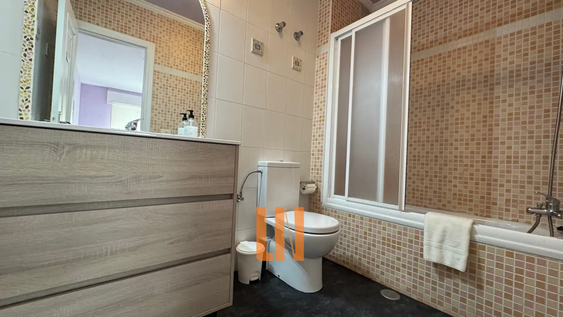 Baño de Piso en venta en Lugo con Calefacción, Trastero y Horno