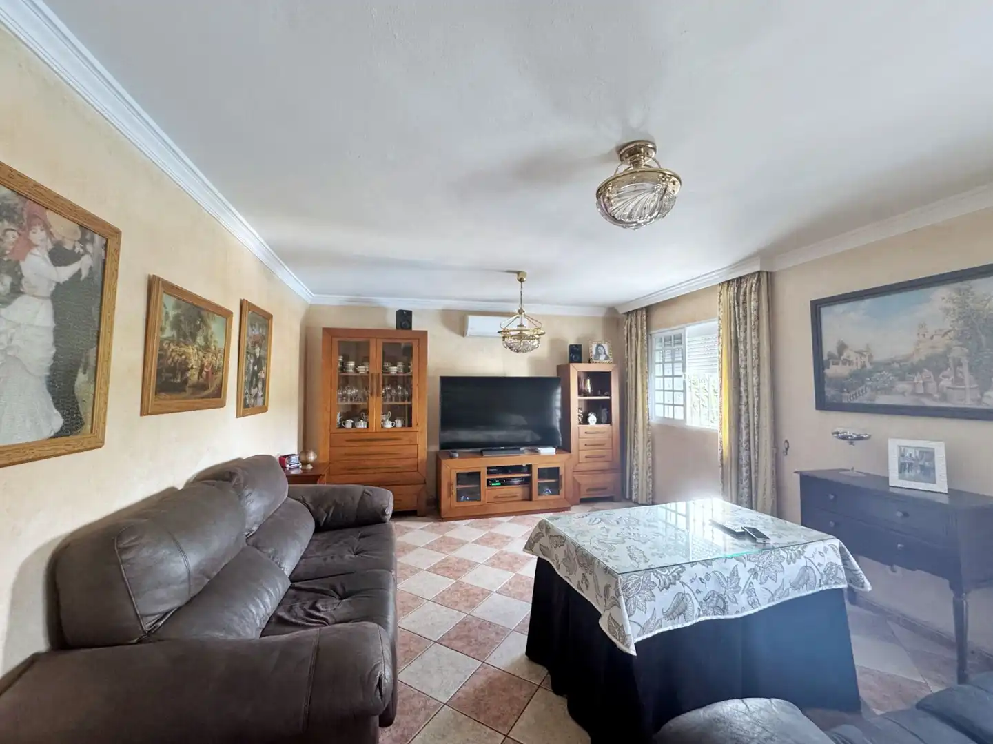Sala d'estar de Casa adosada en venda en Manilva amb Aire condicionat, Terrassa i Moblat