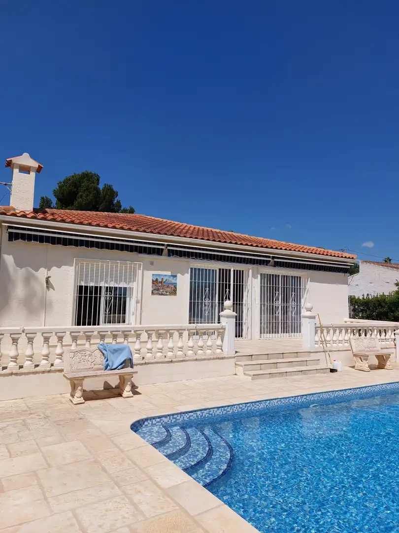 Außenansicht von Haus oder Chalet zum Verkauf in L'Alfàs del Pi mit Klimaanlage, Privatgarten und Terrasse