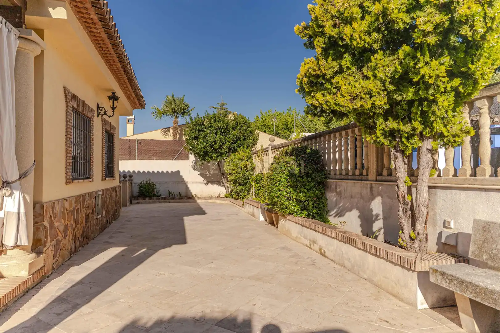 Vista exterior de Casa o xalet en venda en La Zubia amb Jardí privat, Traster i Piscina