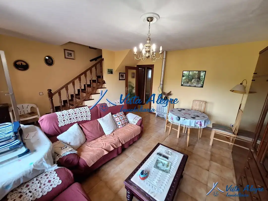 Sala d'estar de Casa adosada en venda en Anguciana amb Calefacció, Jardí privat i Traster