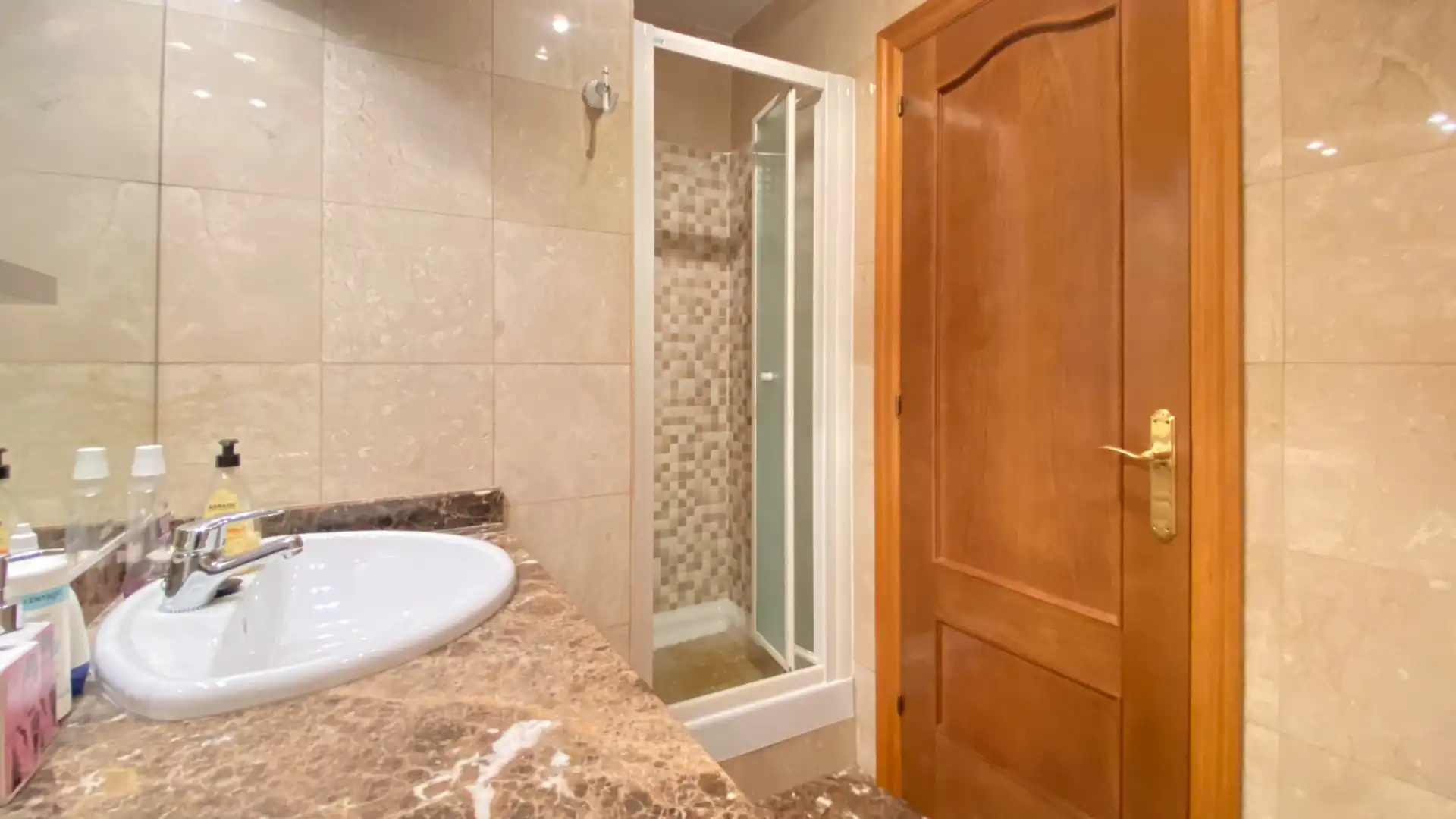 Baño de Casa adosada en venta en Cerdanyola del Vallès con Aire acondicionado, Calefacción y Jardín privado