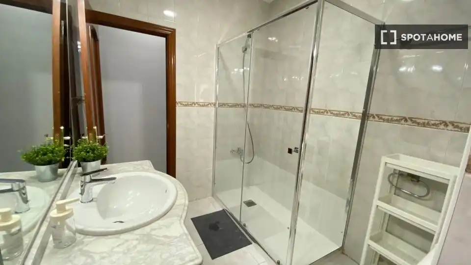 Baño de Piso de alquiler en Madrid con Aire acondicionado, Calefacción y Amueblado